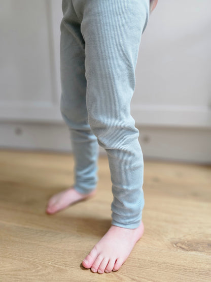 ESSENTIAL LEGGINGS | Yoga + elastic